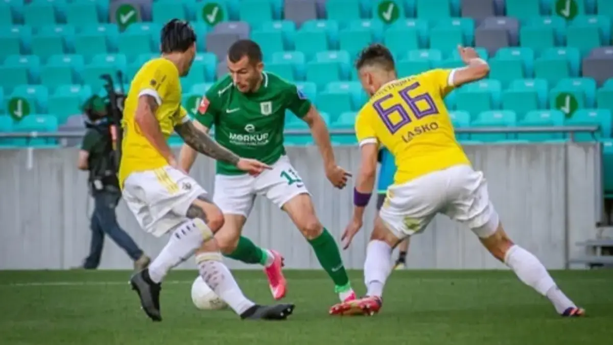 Mihailo Perović (tengah)