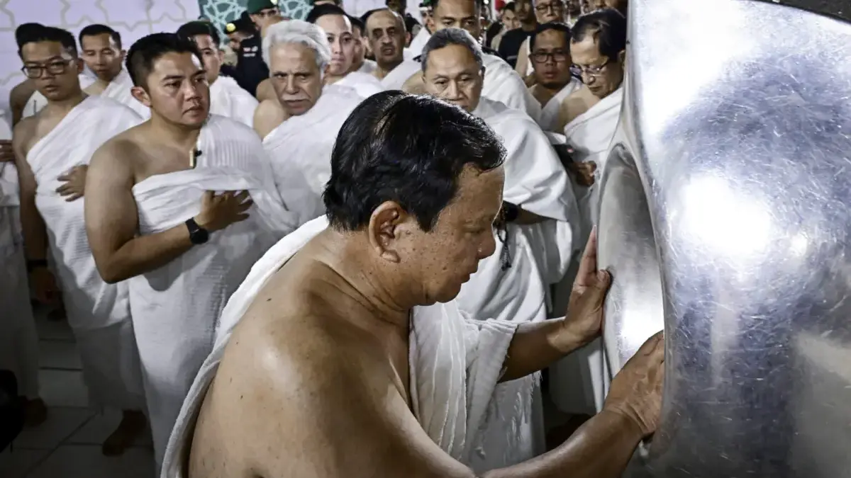 Presiden Prabowo bersiap mencium hajar Aswad