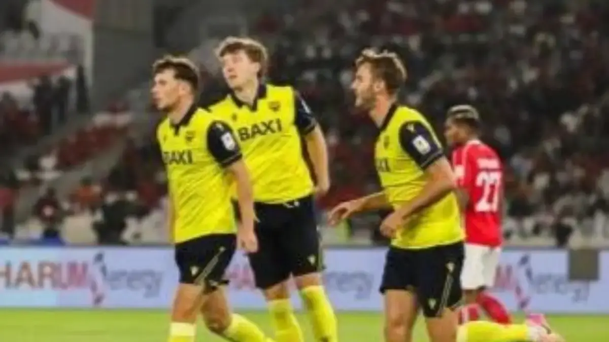 Terkesan Atmosfer SUGBK, Pelatih Oxford United Ungkap Perbandingan Suporter Indonesia dan Inggris