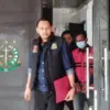 Sekdes Cipaku saat hendak ditahan usai di periksa di kantor Kejaksaan Negeri Majalengka
