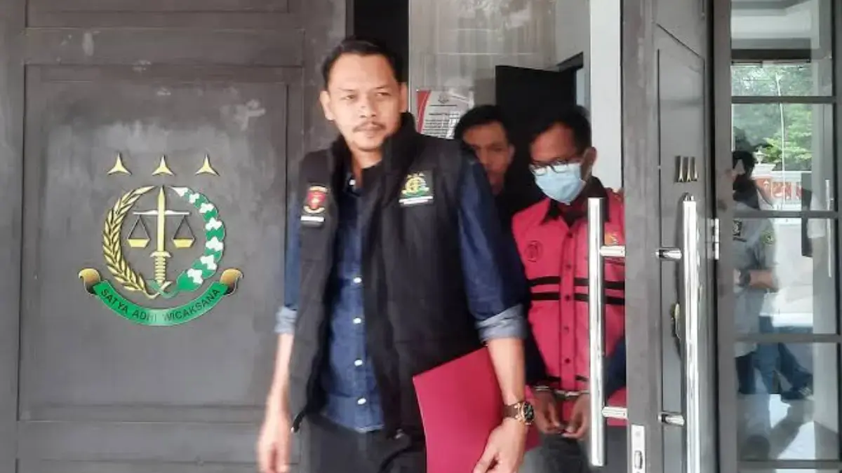 Sekdes Cipaku saat hendak ditahan usai di periksa di kantor Kejaksaan Negeri Majalengka