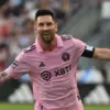 Messi Minta Maaf Usai Insiden Panas Lawan Atlas, Hadiahkan Jersey Sebagai Tanda Damai