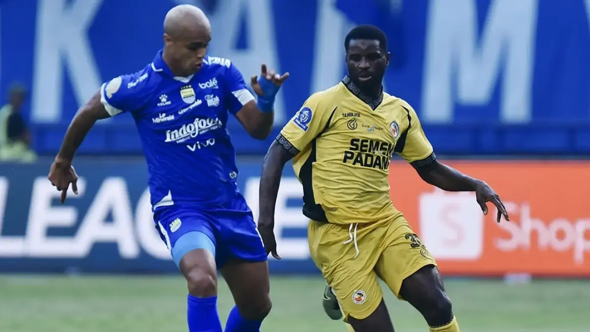 Duel Pemain Persib vs Semen Padang