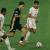 Rafael Struick dipepet lawan