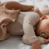 Bayi tidur tanpa bantal