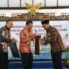 Pembagian sertifkat tanah kepada petani