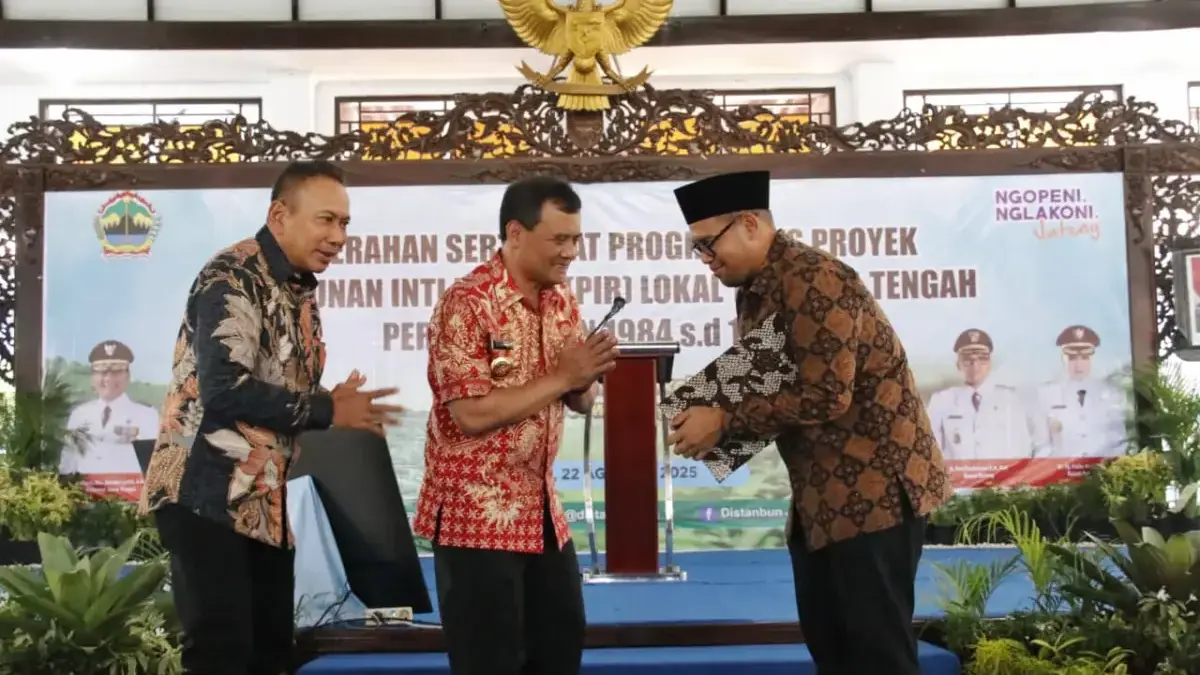Pembagian sertifkat tanah kepada petani