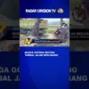 Warga Gotong Royong Tambal Jalan Berlubang