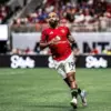 Bryan Mbeumo mengenakan jersey Manchester United saat laga debut di Premier League 2025/2026.