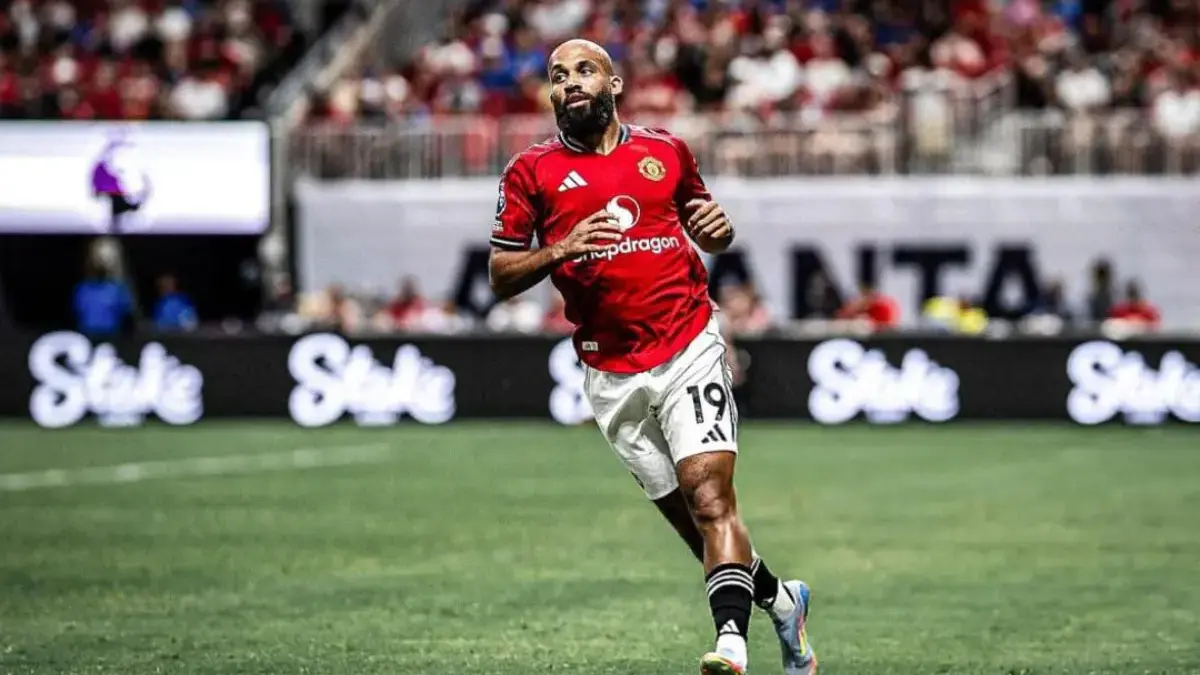 Bryan Mbeumo mengenakan jersey Manchester United saat laga debut di Premier League 2025/2026.