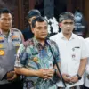 Gubernur Jawa Tengah Ahmad Luthfi memberikan keterangan pers usai rapat terbatas membahas situasi Pati, Kamis