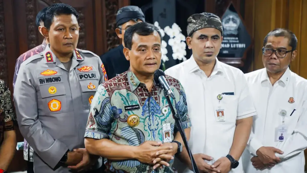 Gubernur Jawa Tengah Ahmad Luthfi memberikan keterangan pers usai rapat terbatas membahas situasi Pati, Kamis