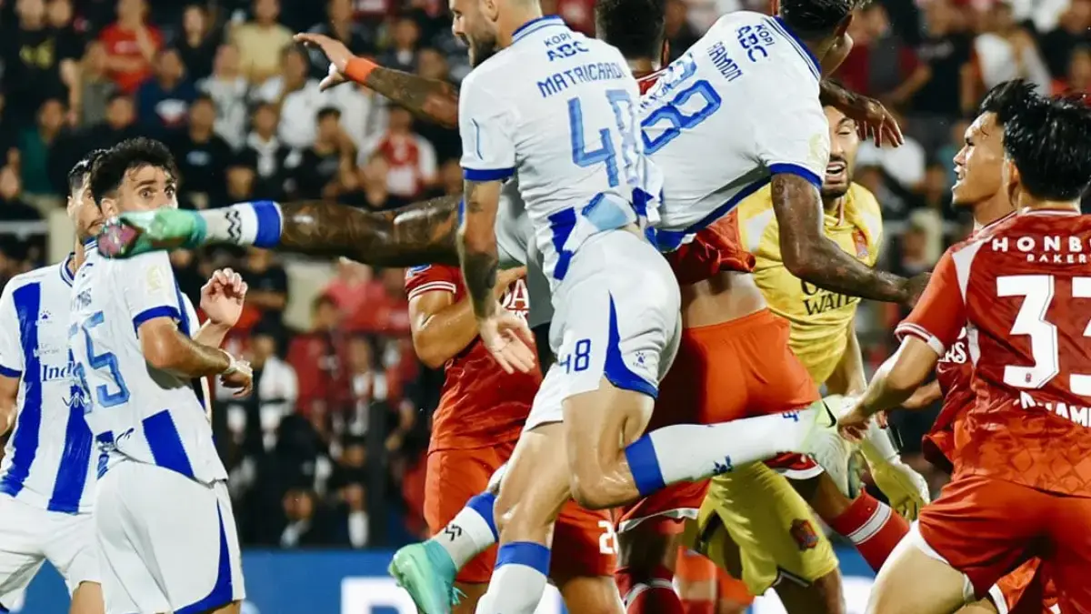 Aksi dramatis Persib Bandung saat duel udara melawan Persijap Jepara di BRI Super League 2025/2026