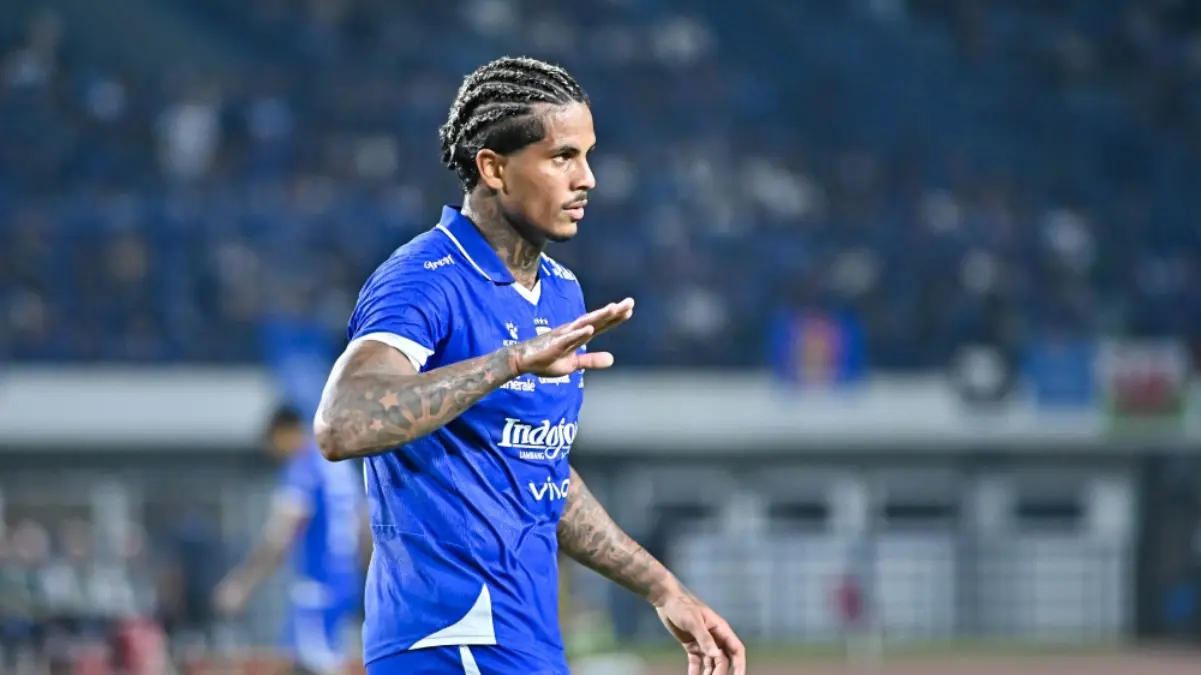 Pemain Persib, Ramon Tanque, di lapangan membela Persib Bandung