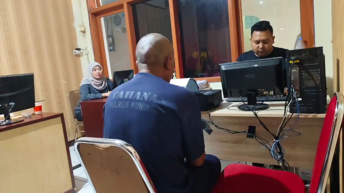 Pria berinisial YS (42) jalani pemeriksaan di Polres Kuningan