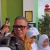 ajudan prabowo subianto sebut kepsek smp1 prabumulih batal dipecat Foto: tangkapan layar depan radarcirebon.tv