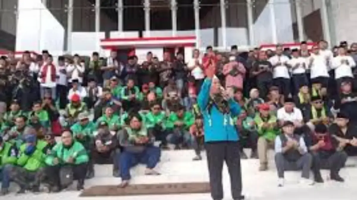 aksi demo dprd kota tangsel. Foto:tangkapan layar depan radarcirebon.tv