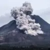gunung semeru erupsi pada hari senin. Foto: tangkapan layar depan radarcirebon.tv