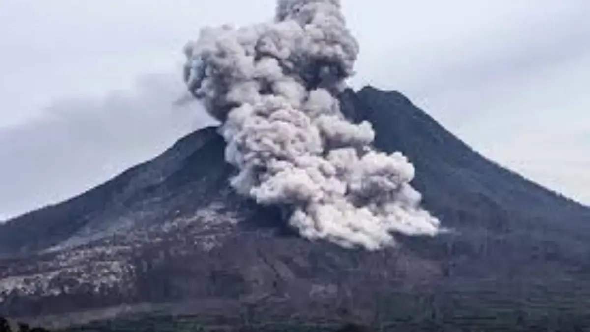 gunung semeru erupsi pada hari senin. Foto: tangkapan layar depan radarcirebon.tv