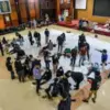 penembakan gas air mata di kampus unisba dan unpas. Foto: tangkapan layar depan radarcirebon.tv