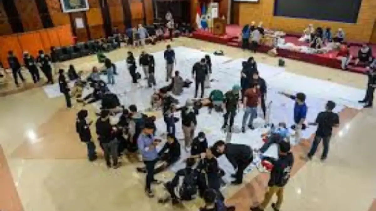 penembakan gas air mata di kampus unisba dan unpas. Foto: tangkapan layar depan radarcirebon.tv