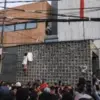 rumah ahmad sahroni dijarah saat di demo. Foto: tangkapan layar depan radarcirebon.tv