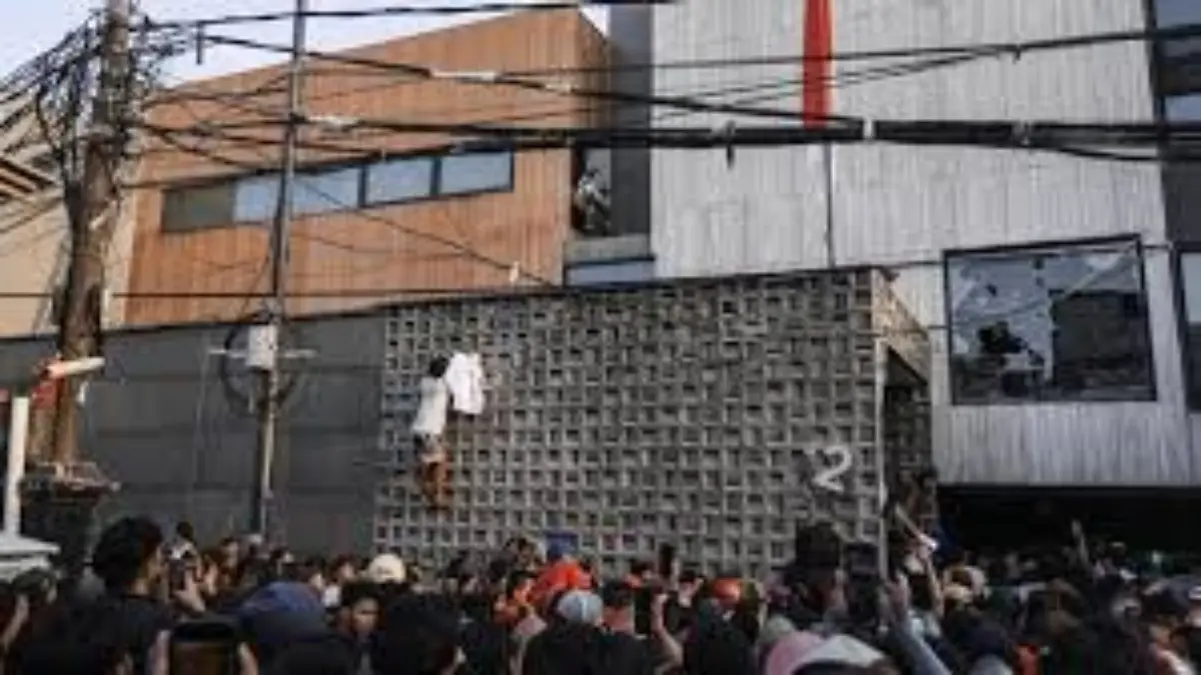 rumah ahmad sahroni dijarah saat di demo. Foto: tangkapan layar depan radarcirebon.tv