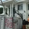 kondisi rumah uya kuya usai dijarah demo. Foto:tangkapan layar depan radarcirebon.tv