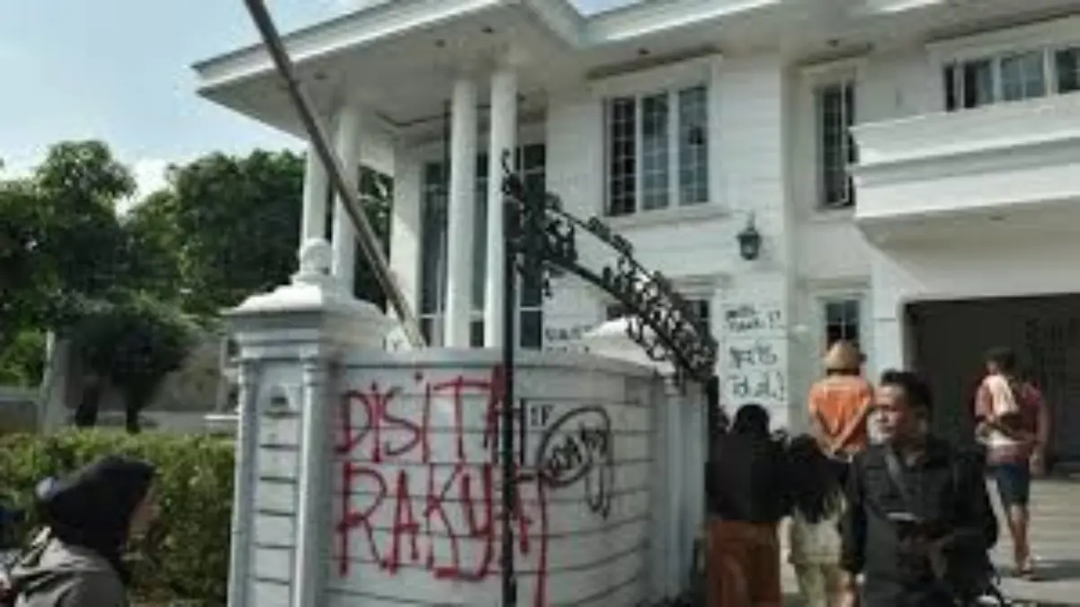 kondisi rumah uya kuya usai dijarah demo. Foto:tangkapan layar depan radarcirebon.tv