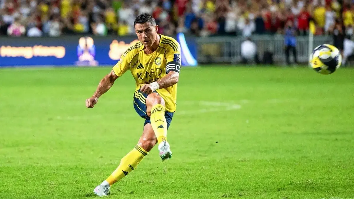 Takluk dari Rival Sengit 1-2, Langkah Sempurna Al Nassr di King's Cup Terhenti Cristiano Ronaldo menembak ke arah gawang saat pertandingan semifinal sepak bola Piala Super Arab Saudi antara