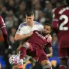 Cullum Wilson (tengah) dijaga oleh Jaka Bijol dalam pertandingan sepak pola Liga Inggris antara Leeds Unitied