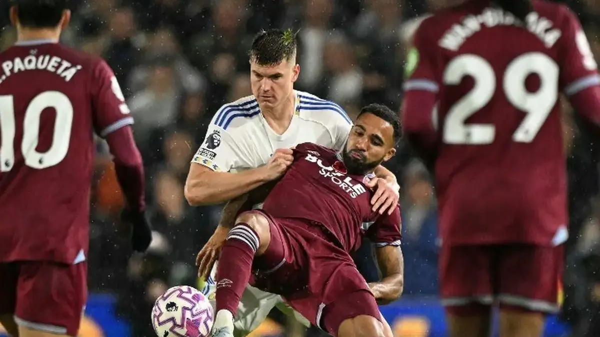 Dua Gol Kilat Amankan Tiga Poin Leeds United, West Ham Terpuruk di Peringkat 19 Cullum Wilson (tengah) dijaga oleh Jaka Bijol dalam pertandingan sepak pola Liga Inggris antara Leeds Unitied
