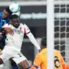 Honest Ahanor berebut bola udara dengan Fikayo Tomori dalam laga Serie A antara Atalanta vs AC Milan di Gewiss