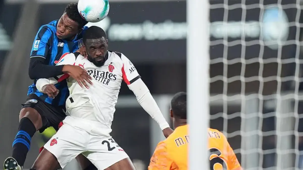 Reaksi Cepat Lookman Amankan Poin Atalanta, AC Milan Harus Puas dengan Skor 1-1 Honest Ahanor berebut bola udara dengan Fikayo Tomori dalam laga Serie A antara Atalanta vs AC Milan di Gewiss