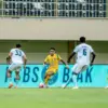 Jalannya pertandingan PSBS vs Persebaya dalam pekan ke-10 Super League 2025-2026