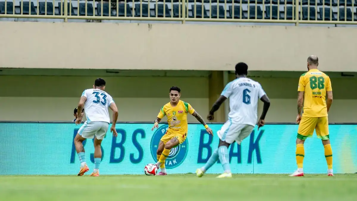 Dibayangi Kartu Merah dan Kontroversi, PSBS Biak Vs Persebaya Berakhir Imbang Jalannya pertandingan PSBS vs Persebaya dalam pekan ke-10 Super League 2025-2026