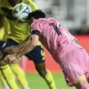 Lionel Messi menyundul bola untuk mencetak gol dalam pertandingan playoff Major League Soccer antara Inter Mia