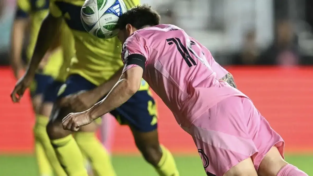 Inter Miami Tundukkan Nashville 3-1: Modal Krusial The Herons Menuju Match 2 Lionel Messi menyundul bola untuk mencetak gol dalam pertandingan playoff Major League Soccer antara Inter Mia