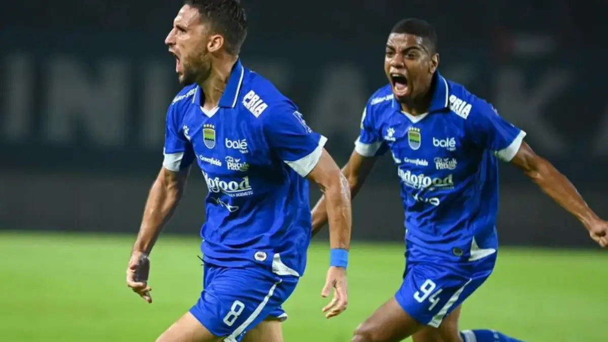 10 Pemain Cukup! Persib Gulung Persis Solo 2-0, Tiga Poin Krusial di Pekan ke-10 Luciano Guaycochea merayakan gol usai membawa Persib Bandung unggul kontra Persis Solo 1-0