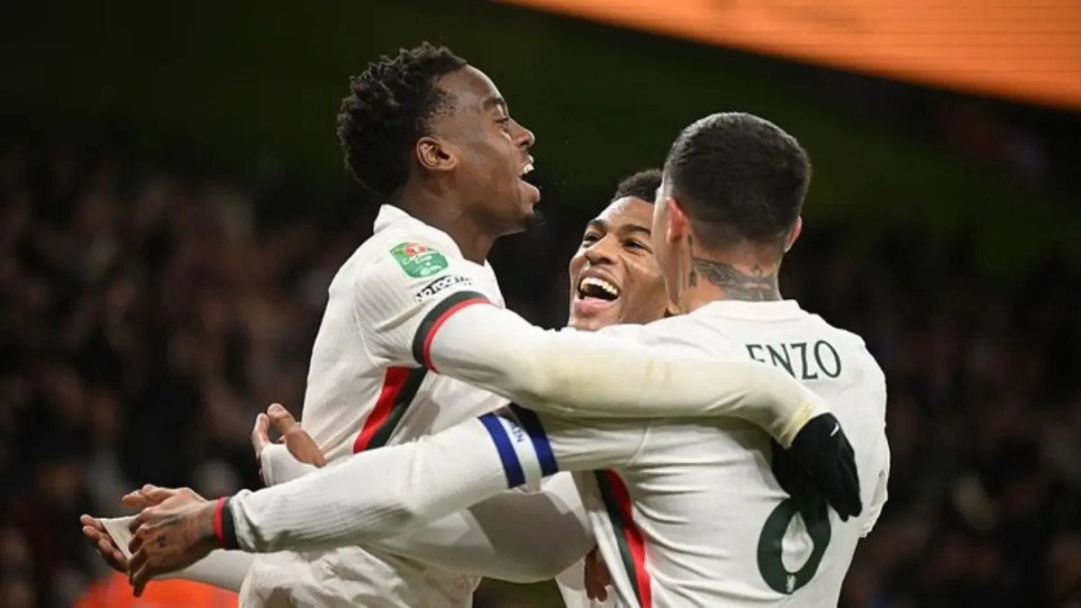 Momen Jamie Gittens (Kiri) dan rekan setimnya merayakan gol keempat Chelsea