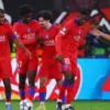 Para pemain PSG merayakan gol ketujuh oleh Vitinha