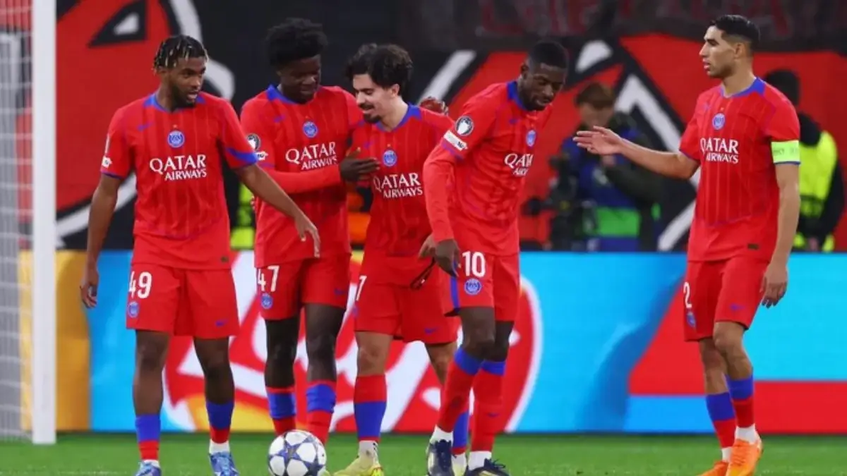 Para pemain PSG merayakan gol ketujuh oleh Vitinha