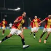 Pemain Go Ahead Eagles Dean James (kanan) berselebrasi.