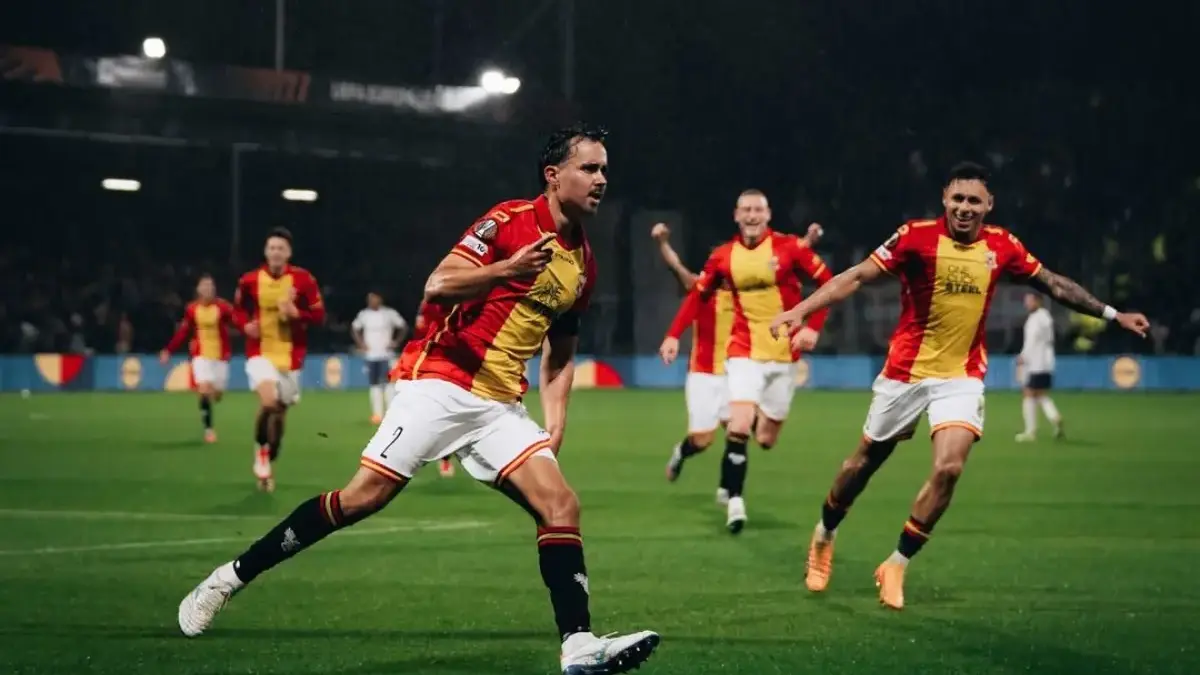 Pemain Go Ahead Eagles Dean James (kanan) berselebrasi.
