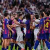 Pemain Real Madrid dan Barcelona bersitegang dalam laga La Liga 2025/2026