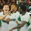 Pemain Sassuolo Armand Lauriente (tengah) saat merayakan gol bersama Jay Idzes (kiri) saat melawan Cagliari da