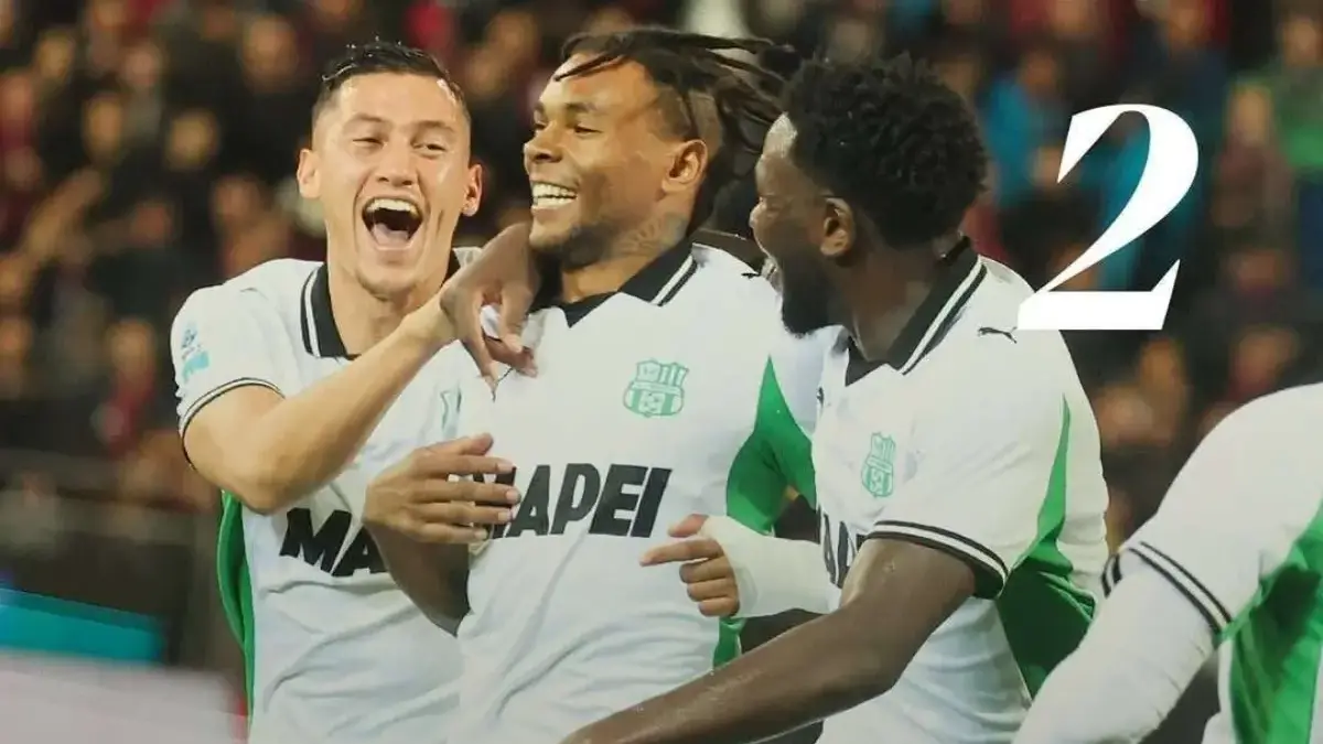 Jay Idzes Main Penuh dan Solid, Sassuolo Curi Kemenangan 2-1 di Kandang Cagliari Pemain Sassuolo Armand Lauriente (tengah) saat merayakan gol bersama Jay Idzes (kiri) saat melawan Cagliari da