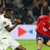 Tiago Santos (kanan) berusaha untuk mendapatkan bola dalam pertandingan Liga Europa UEFA
