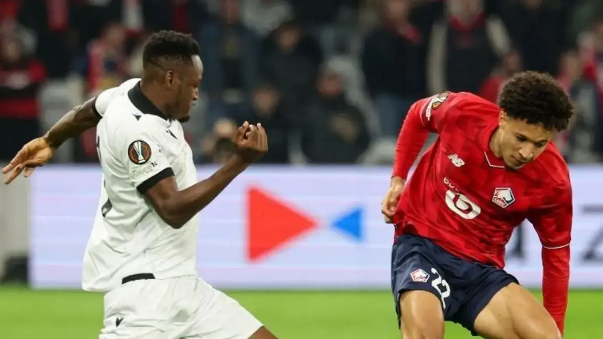 Tiago Santos (kanan) berusaha untuk mendapatkan bola dalam pertandingan Liga Europa UEFA