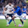 Pemain Everton berduel dengan pemain West Ham dalam laga Premier League di Hill Dickinson Stadium.